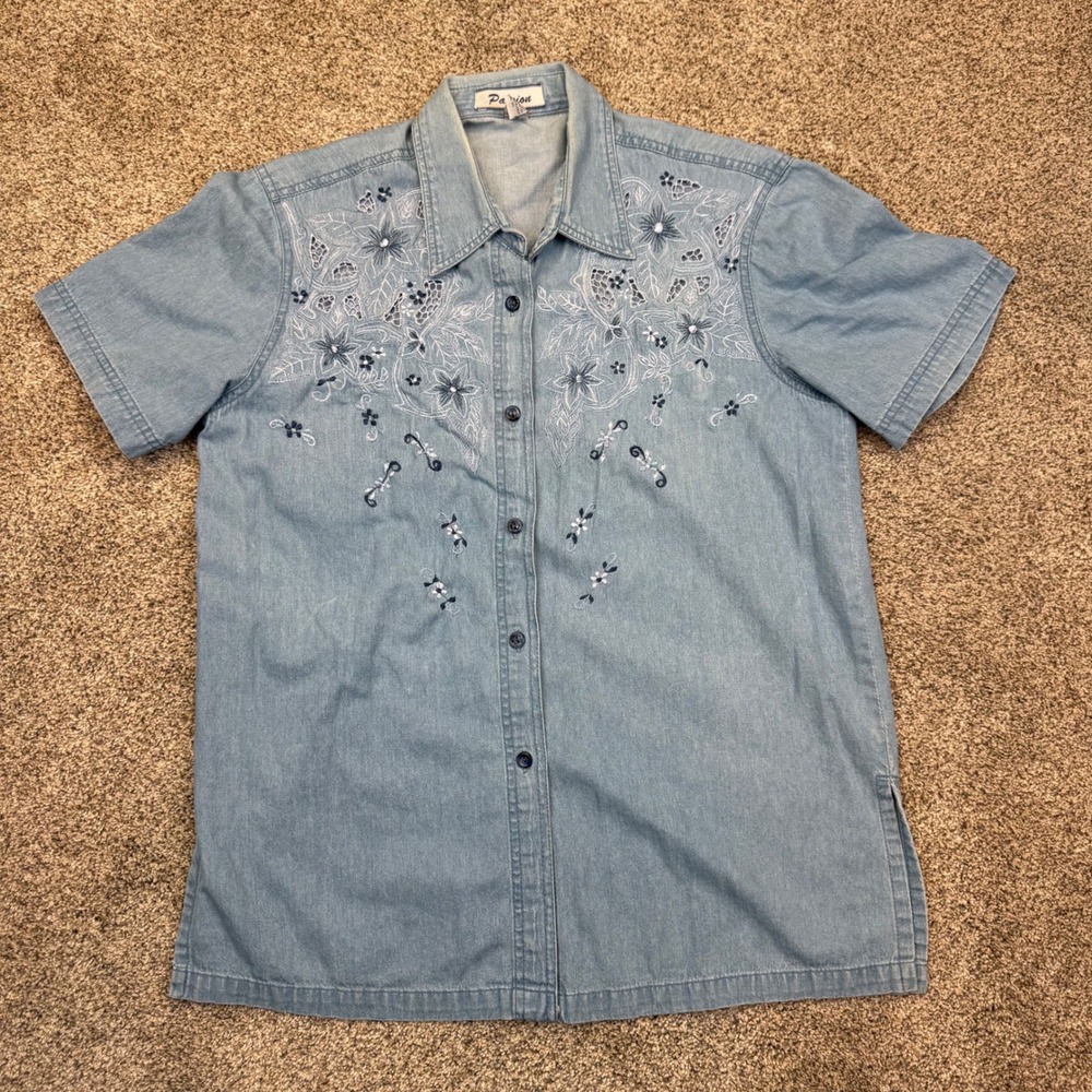 Passion Womens Blue Denim Floral Embroidered Button Up Shirt Medium 100% Cotton‎